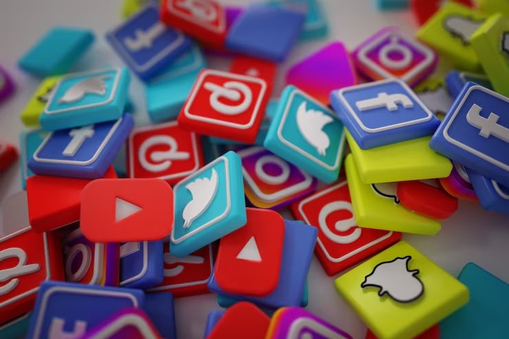 Qual o CNAE para social media?